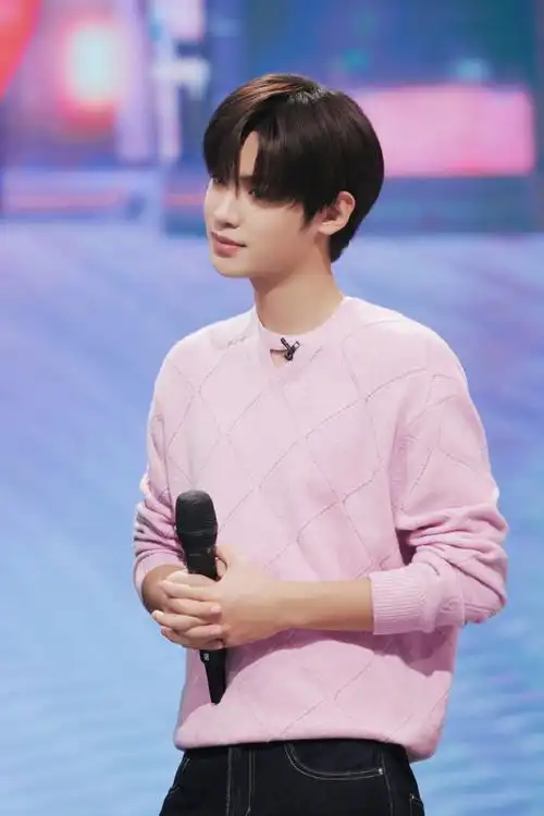 黄明昊你好星期六粉毛衣造型##黄明昊粉丝今天过年了