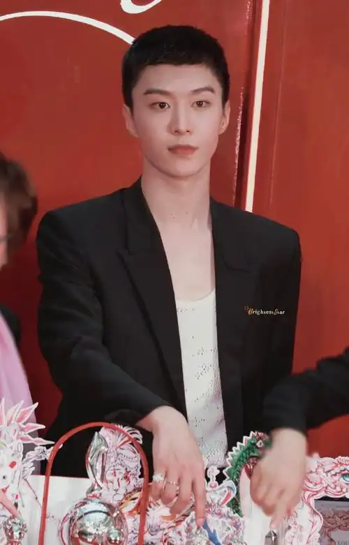 范丞丞今日活动饭拍一整个被丞丞的生图帅到,短发寸头利落有型,一眼