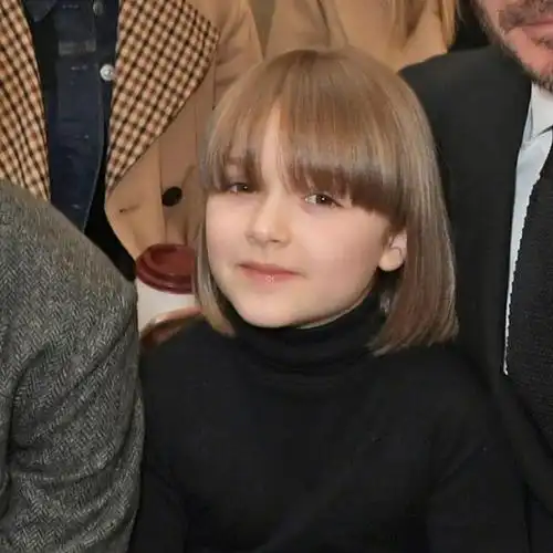 贝克汉姆家小七近照为外婆庆生笑容大气又舒服