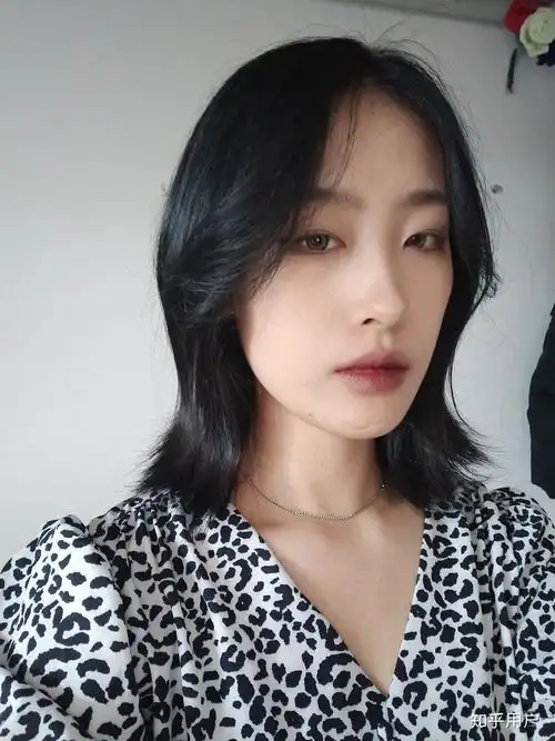 长脸中庭长鼻子大的女生适合什么发型