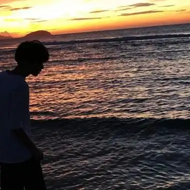 海边侧脸男生头像高清,想听听海的声音