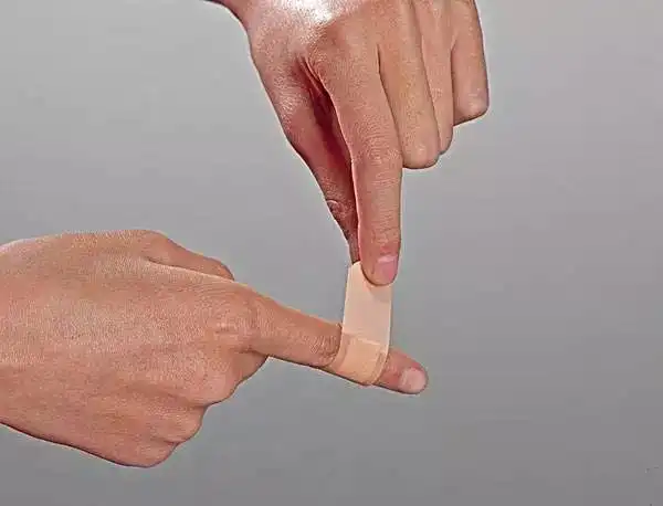 使用创可贴的六种尴尬你中招了几个