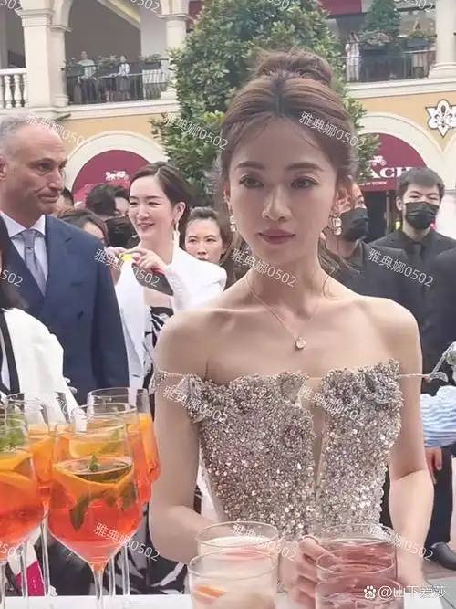 成都佛见到吴谨言,她脸真的巨小眼睛好大,本人比剧里精致高看,就是