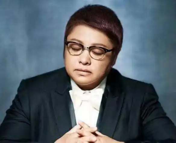 韩红简历个人资料简介(捐款10亿元,善良的背后是原生家庭的破灭)