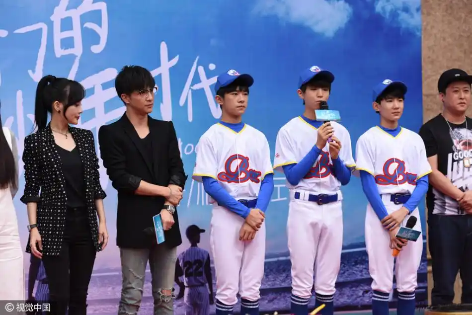 组图:母爱泛滥!李小璐为萌娃擦汗 与薛之谦热聊_高清图集_新浪网