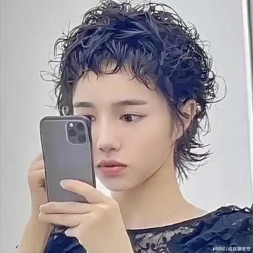 比如这种自然的超短卷发,也是冷烫的杰作.