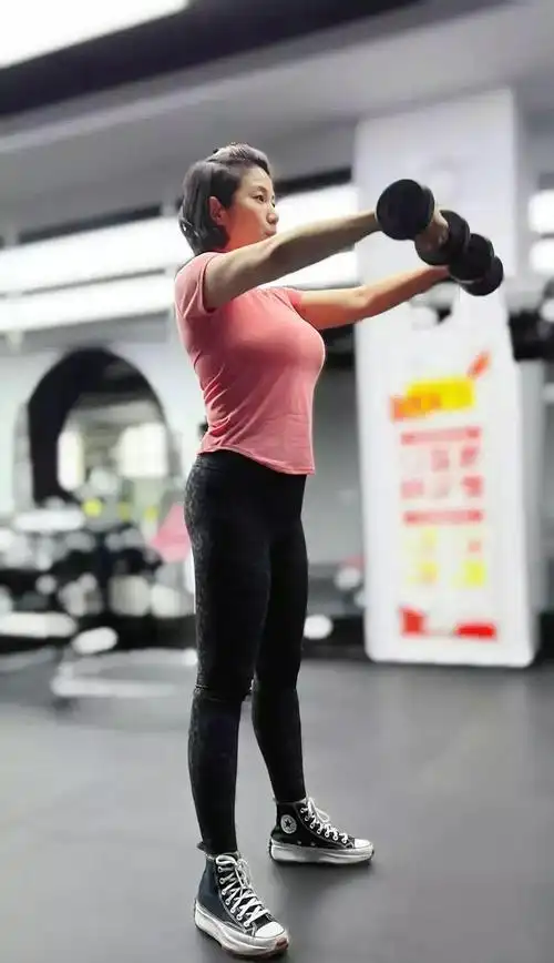 颜丙燕49岁了还喜欢"扮嫩",穿粉色t恤配健美裤,身材管理真好