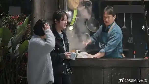 张子枫和杨紫什么都聊得来,有闺蜜真好_新浪新闻