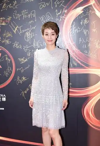 马伊琍出席白玉兰提名酒会,穿浅色连衣裙清新优雅,43岁美得出众