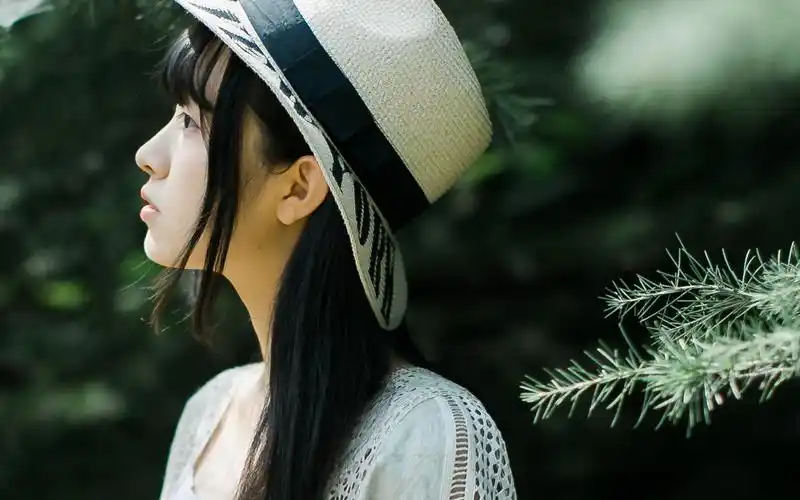 清纯可爱的长发女孩户外写真