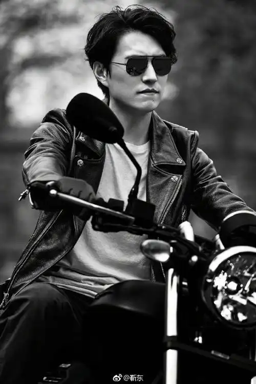 特仑苏代言人靳东法国传递圣火