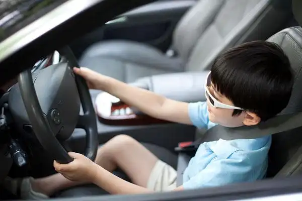 小男孩开车