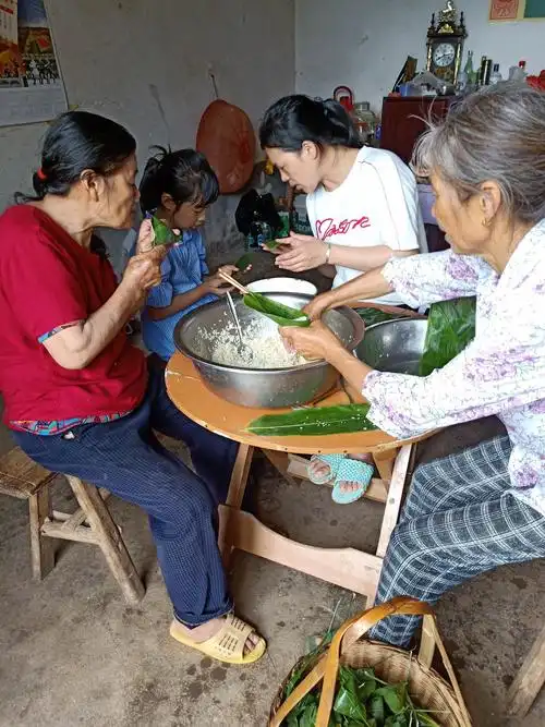 集体包粽子