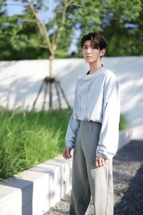 王源夏日衬衣造型 少年感十足!