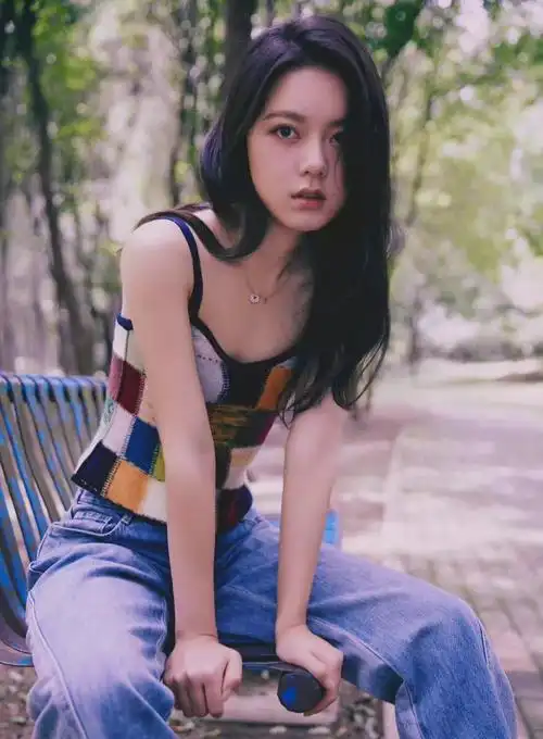 赵今麦穿彩色格子吊带配牛仔裤,林间拍写真,文艺少女清凉十足 - 知乎