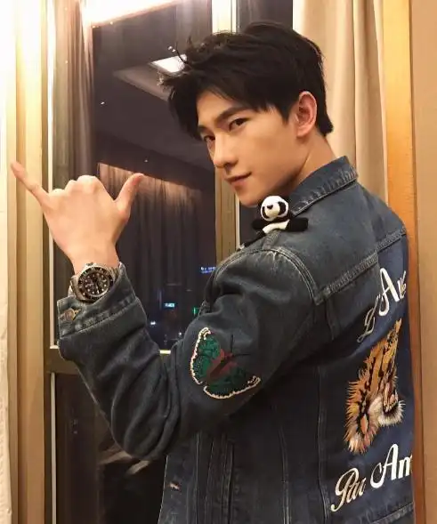 带你参观杨洋的豪宅卧室大得能摆放沙发平时还能充当客厅用