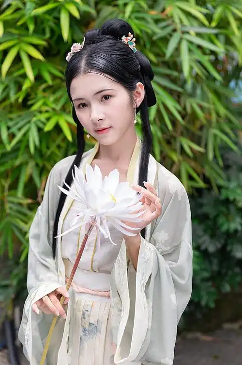 古装汉服女性人物手拿鲜花摄影图