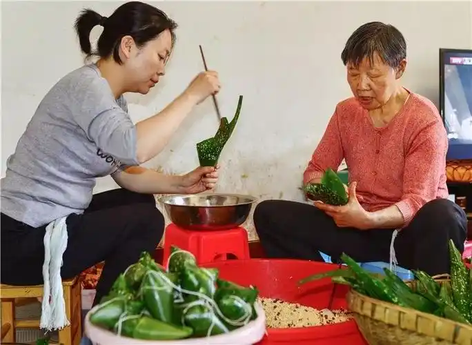 龙腾送吉祥▲跑不掉了▲奶奶教我包粽子▲一路神风