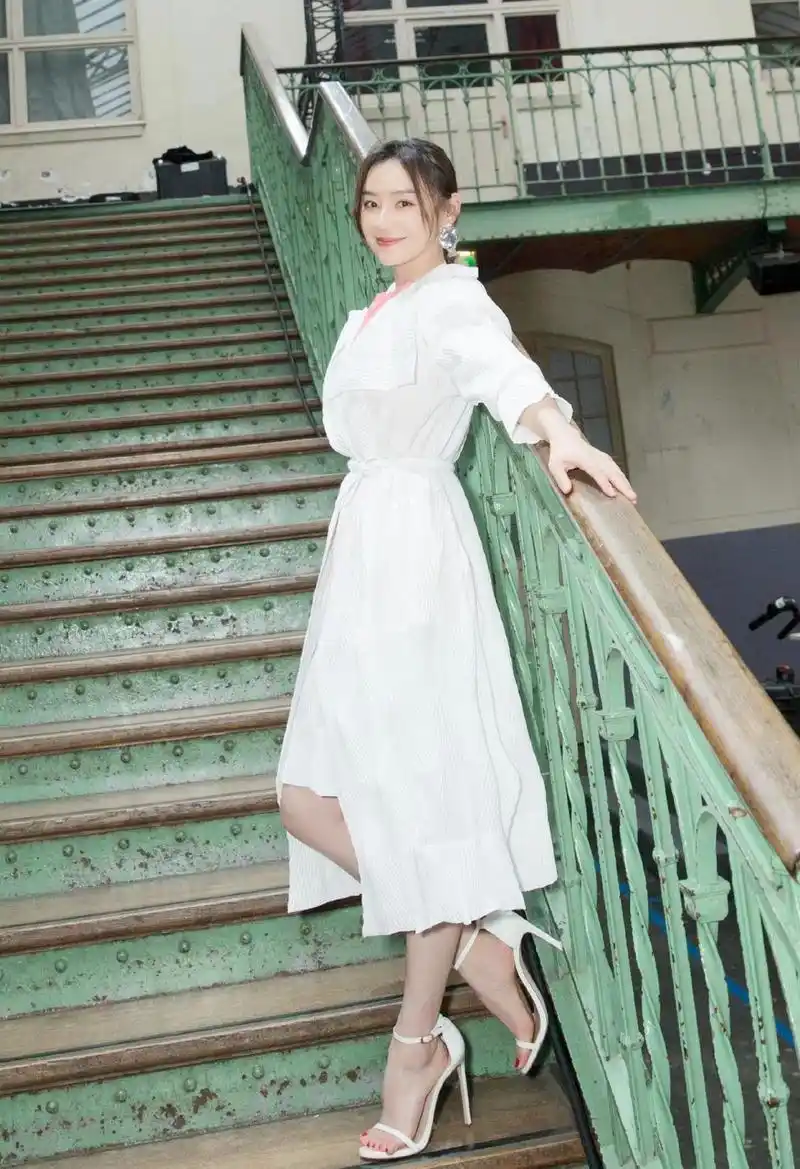 袁姗姗白腰带一字高跟鞋[爱你]