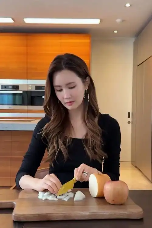 5月,演员李多海在社交平台上分享的照片中,她展现出了犹如手指真的被