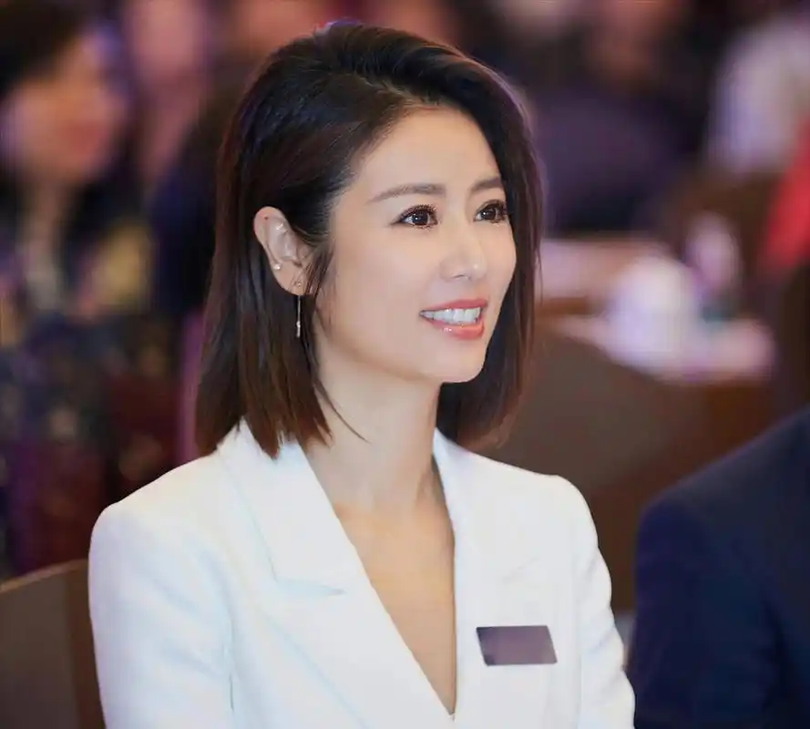 49岁林心如大变样,脸超肿酒窝被淹没