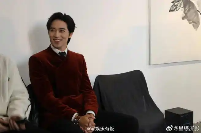 许魏洲在接受采访时还透露,明天进组拍新电影了,期待许魏洲新作品!