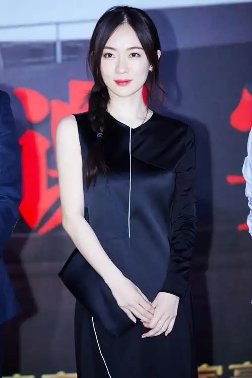 霍思燕佩戴戴比尔斯珠宝优雅出席红海行动庆功宴展迷人风范