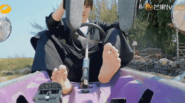 向往文淇停车不熄火取笑刘昊然开车脱鞋有驾驶证的看过来