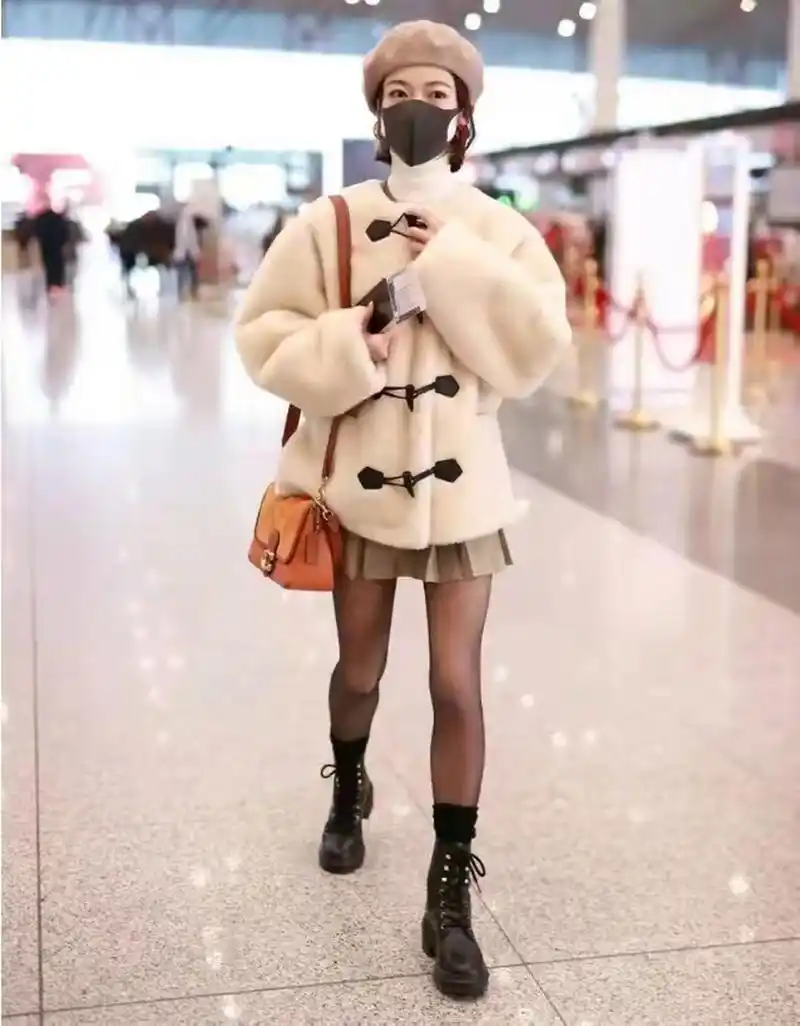 有种"贵妇"叫吴谨言,穿黑色丝袜,勾勒出独树一帜的双腿轮廓 大明星