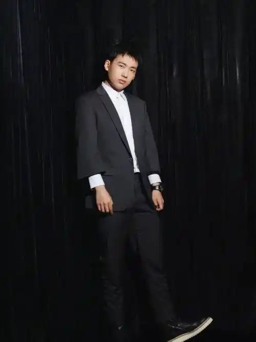 郭麒麟穿白衬衫配西裤亮相穿衣太有品位了看着又帅了不少