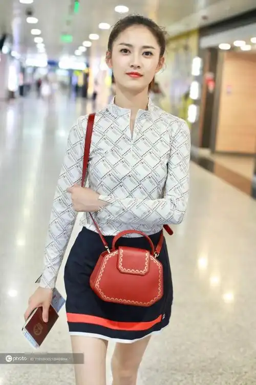 陈钰琪亭亭玉立大家闺秀范儿 机场街拍展现卓然自信风采