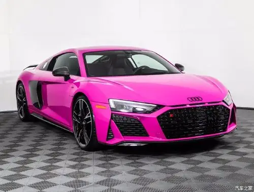 这款粉色的奥迪实在是太迷人了,那犀利车灯真是炫酷,内饰很丰富