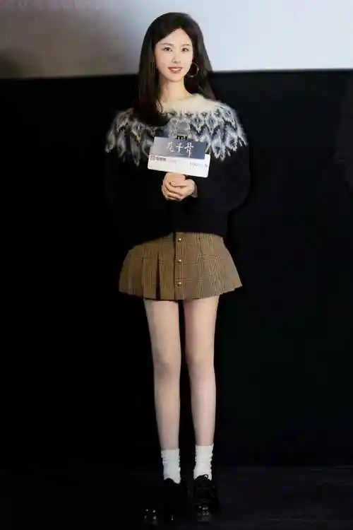 84斤陈都灵又带火了一种减龄穿法:花毛衣 短裙 黑皮鞋,时髦高级_气质