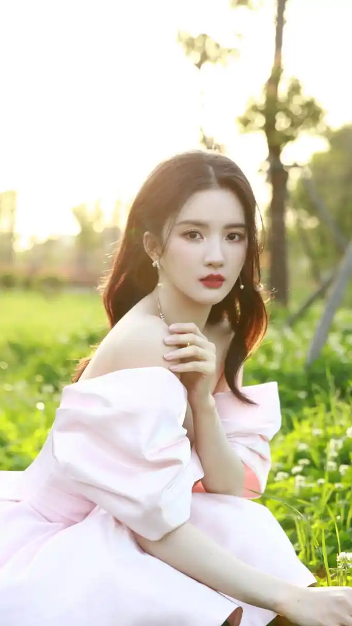 刘些宁粉色宝贝甜美写真壁纸组图