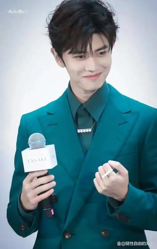 任嘉伦上海tasaki探店活动路透