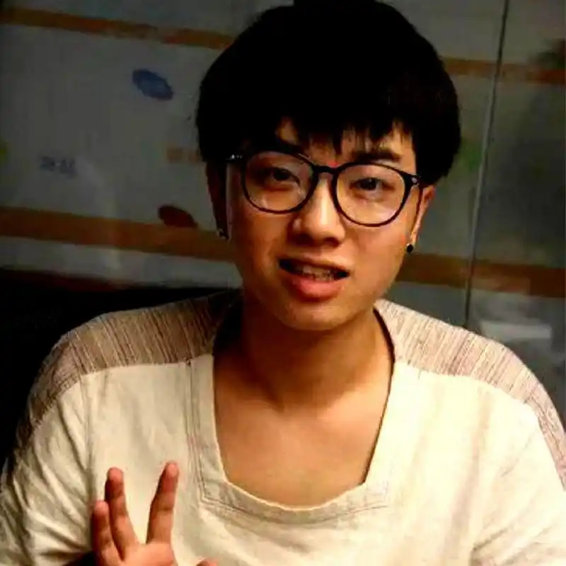 华晨宇的整容前后照片对比,呈现出明显的差异.