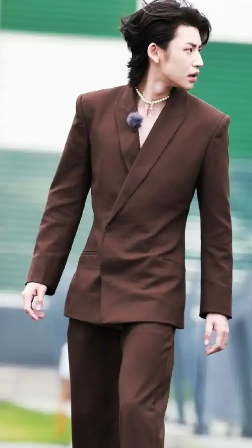 小鬼 本人成年了请叫我帅哥##小鬼穿那么正式玩那么幼稚