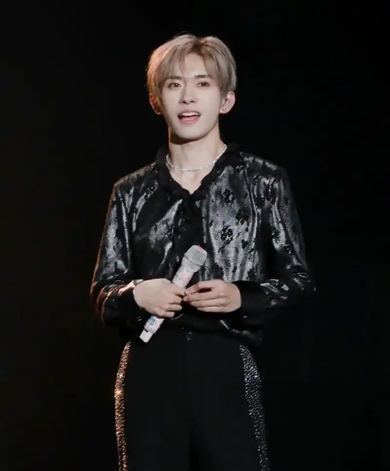 三小只又在社交平台上互动了,王俊凯发了新歌《回望》,王源,易烊千玺