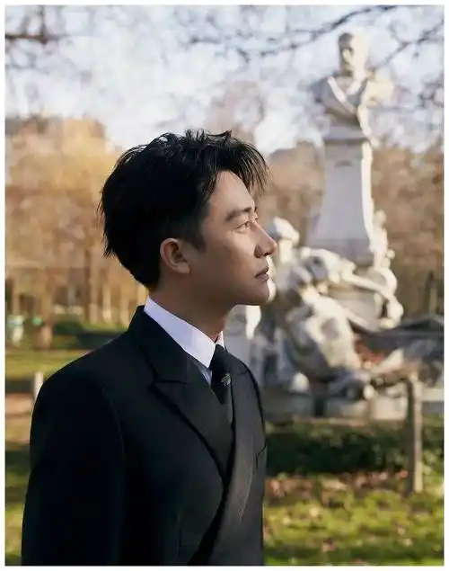 他的脸也很好. 一张侧脸照片就命中. 这也是黄轩魅力的一部分.