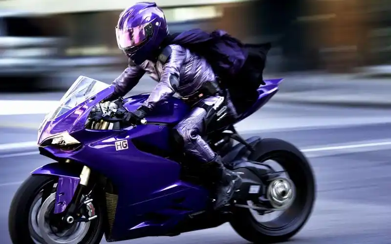 邻家有女初长成买辆杜卡迪行不行俏萝莉驾驭茄紫杜卡迪1199