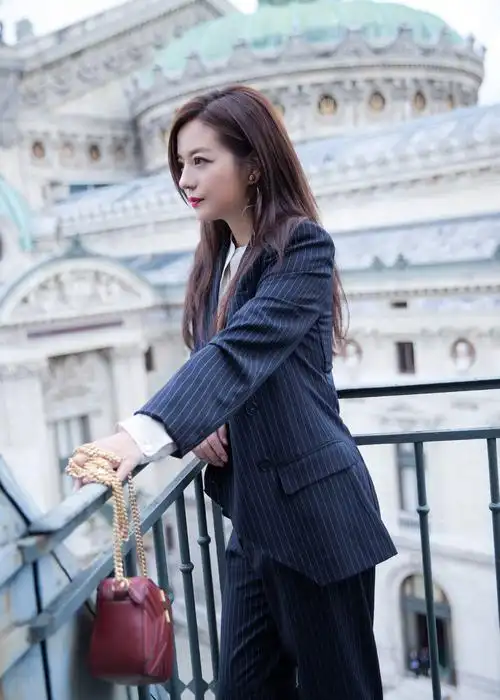 赵薇巴黎时装周  赵薇现身stella-mccartney 2018春夏大秀,今天依然是