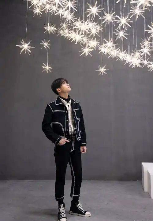 易烊千玺代言新国际品牌,牛仔外套配红衬衣,气质清冷疏离