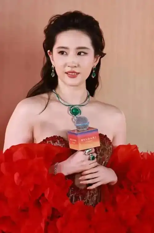 刘亦菲晚宴跳舞展魅力:私下接地气惊艳全场