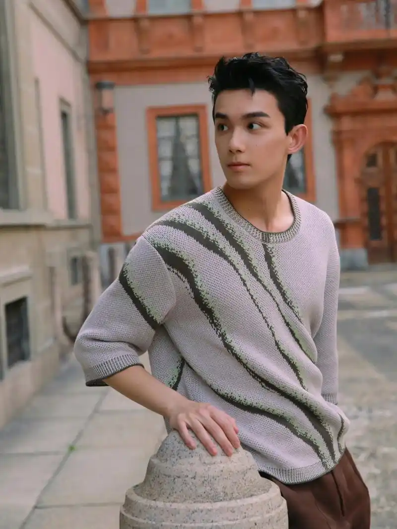 吴磊米兰街拍九宫格,帅气依旧,大方自然.