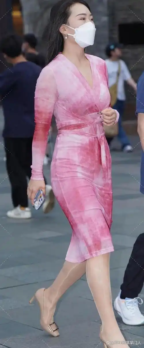 夏日必备薄纱连衣长裙,与高跟鞋,长筒丝袜的搭配,轻盈舒适透气