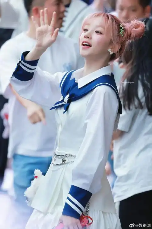 姐姐这也太可爱了吧,丸子头水手服,这真的不是青春女大吗,完全被吸引