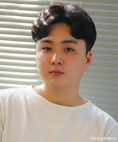 脸大的男生适合什么发型?男生脸大颧骨宽适合什么发型?