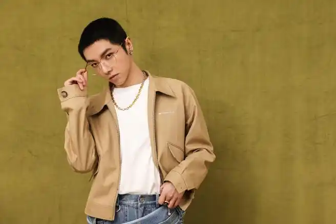 最近都是长发,那来看看短发的奇迹宇宇吧～十爷帅死我了@华晨宇yu