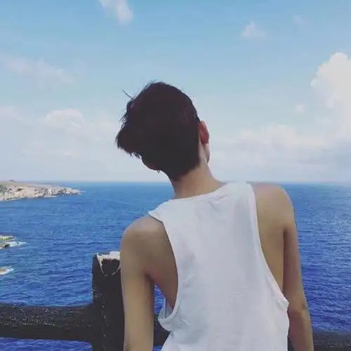 求类似女生蓝色大海背景头像,谢谢.