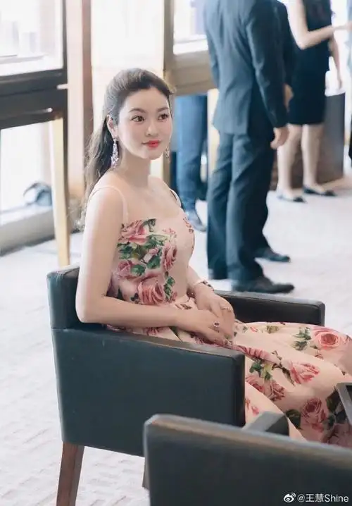 [女神新照]作为《巴啦啦小魔仙》里魔仙女王的扮演者,王慧这波什么